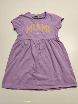 Fialové šaty s nápisem kr. rukáv secondhand Fialové šaty s nápisem kr. rukáv secondhand